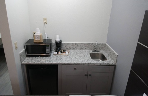 Webster Hotel | Convenient Stay at Days Inn & Suites Near NASA-ClearLake