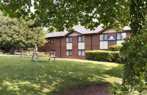 West Buckland Hotel | Cozy Days Inn Taunton: Pet-Friendly & Family Amenities