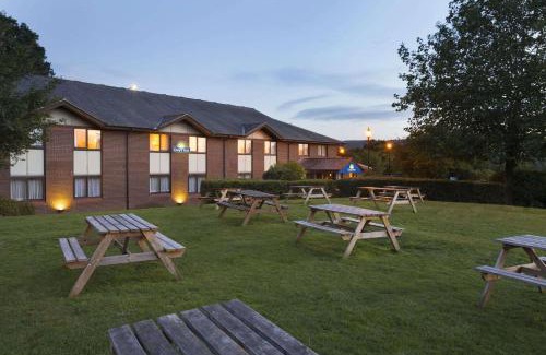 West Buckland Hotel | Cozy Days Inn Taunton: Pet-Friendly & Family Amenities