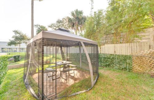 Smith's Memento Apartment | Convenient Daytona Beach Apartment Steps from Main Street Pier