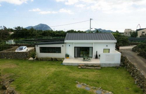 Andeok House | Pet-Friendly Dazayo Anseong Gangsaengi House Awaits You