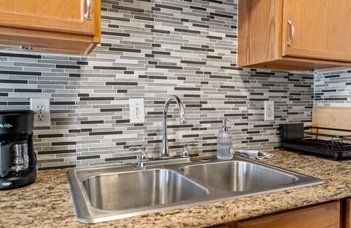 Garland Apartment | Dazzling & Stylish Extended Stay Apt w/Grill