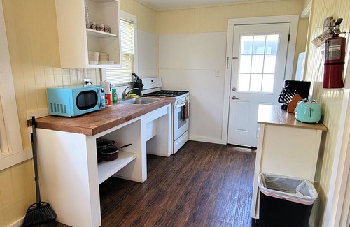 Port Aransas Cottage | Charming DB 10 High Tide Cottage - Walk to Beach, Dogs Welcome!