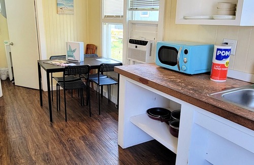 Port Aransas Cottage | Charming DB 10 High Tide Cottage - Walk to Beach, Dogs Welcome!