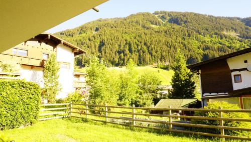 Finkenberg Apartment | db Apart: Top-Rated Stay with Family-Friendly Amenities