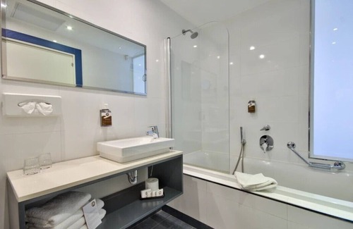 Għadira Resort | Relax at db Seabank Resort and Spa with Ocean Views