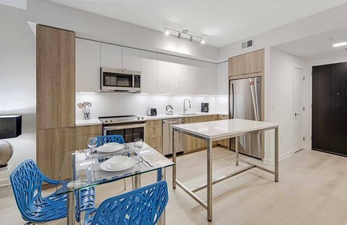 NoMa Hotel | Unwind in Style with Gym & Kitchen, Steps from Metro Red Line