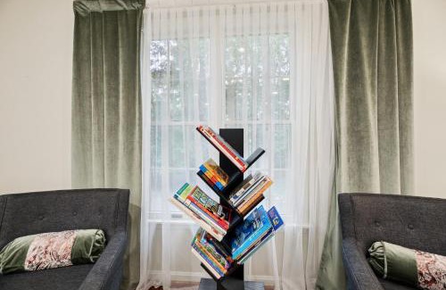 Montgomery Village House | DC Luxury Retreat in Forest Spacious Full of Fun