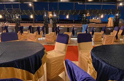 Ernakulam South Hotel | Chandelier Hotel: Family-Friendly Stay with Breakfast Included