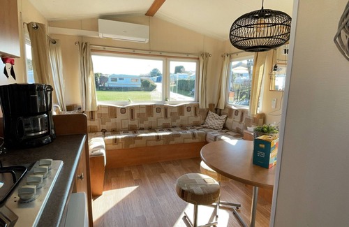 IJmuiden Ski Chalet | Relaxing Oceanfront Stay at DD 45 - Camping de Duindoorn