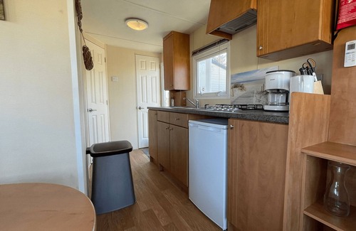 IJmuiden Ski Chalet | Relaxing Oceanfront Stay at DD 45 - Camping de Duindoorn