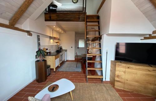 Aitrach Apartment | Cozy dd Chalet: Guest Rated 9/10 with Complimentary Breakfast