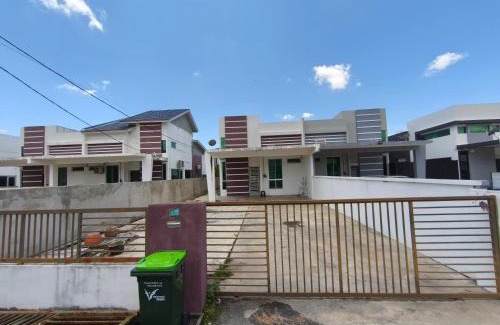 Hutan Kampung House | Top-Rated D'Diana Homestay HSB with Wifi and Air Conditioning