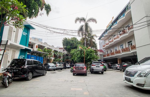 Kuningan House | Cozy Family Retreat at De 80's Genteng Ijo with Breakfast