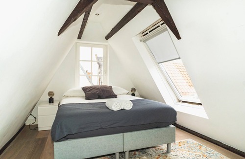 Grachtengordel-West Bed & Breakfast | Cozy Attic Retreat with Breakfast and Kitchen Amenities