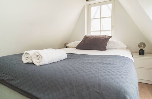 Grachtengordel-West Bed & Breakfast | Cozy Attic Retreat with Breakfast and Kitchen Amenities
