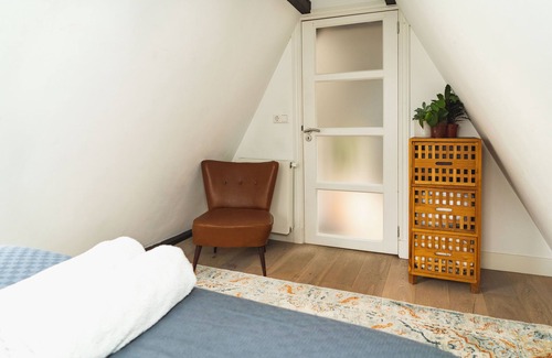 Grachtengordel-West Bed & Breakfast | Cozy Attic Retreat with Breakfast and Kitchen Amenities