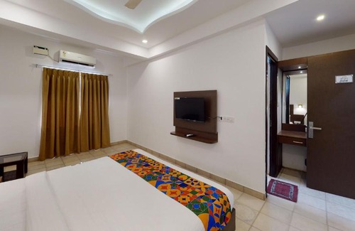 Calangute Hotel | De Alcazar Calangute: Oceanfront Getaway with Pool