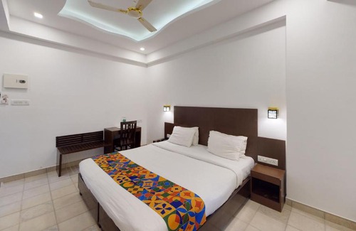 Calangute Hotel | De Alcazar Calangute: Oceanfront Getaway with Pool