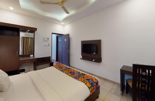 Calangute Hotel | De Alcazar Calangute: Oceanfront Getaway with Pool