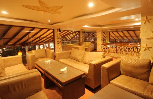 Saunta Vaddo Hotel | Exceptional De Baga Deck Comforts with Pool & Dining Options