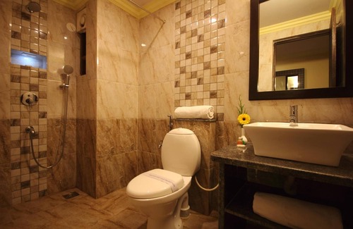 Saunta Vaddo Hotel | Exceptional De Baga Deck Comforts with Pool & Dining Options