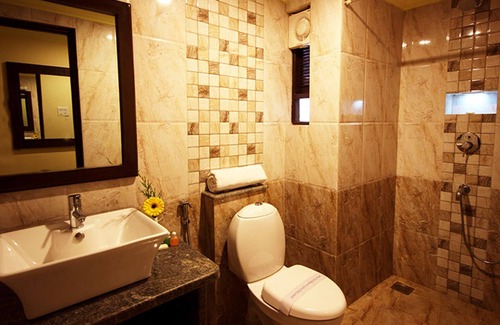 Saunta Vaddo Hotel | Exceptional De Baga Deck Comforts with Pool & Dining Options