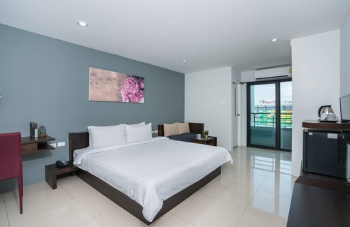Nong Bon Hotel | Relax at De Botan: Pool, Dining & Family-Friendly Amenities