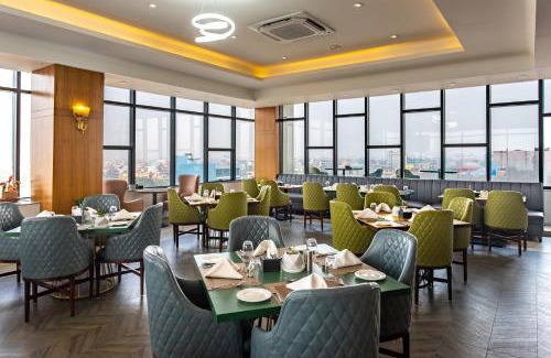 Manigram Hotel | Top-Rated De Crown Inn with Restaurant and Hot Tub
