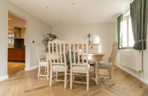 Boekt House | Discover De Dommelhoeve: Pet-Friendly Retreat with Hot Tub