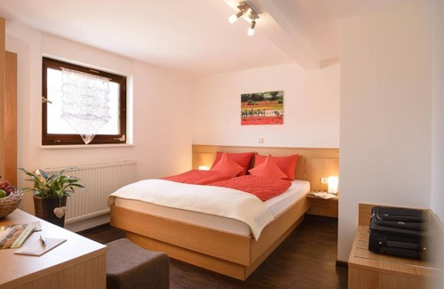 Ilbesheim Bed & Breakfast | Cozy Twin Room at Weingut Gästehaus Hechtmann
