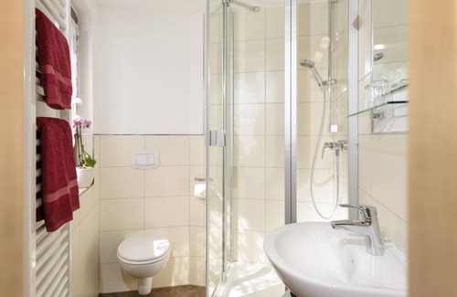 Ilbesheim Bed & Breakfast | Cozy Twin Room at Weingut Gästehaus Hechtmann