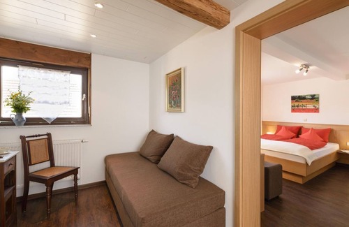 Ilbesheim Bed & Breakfast | Cozy Twin Room at Weingut Gästehaus Hechtmann