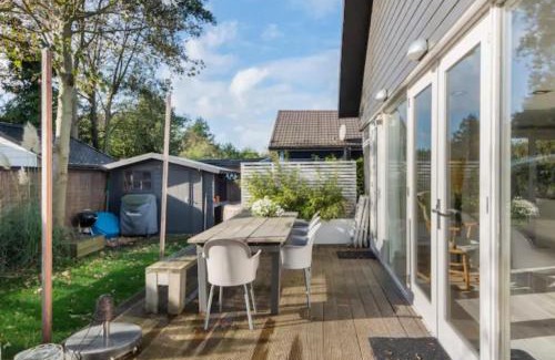 Julianadorp aan zee Apartment | De Keizerskroon 42: Oceanfront Oasis with Top Amenities
