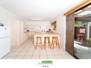 Trawal House | De Keurboom Guesthouse: Oceanfront Retreat with Breakfast