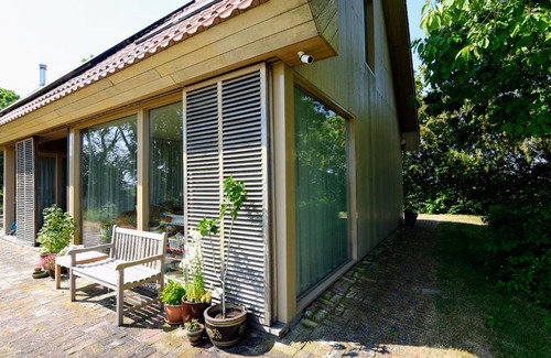 Ezinge House | Family-Friendly Retreat at De Kinkhoorn with Great Reviews