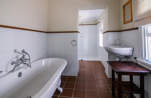 Graaff-Reinet Apartment | De Kothuize 12: Guest Rated 9.3 with Family & Pet-Friendly Perks