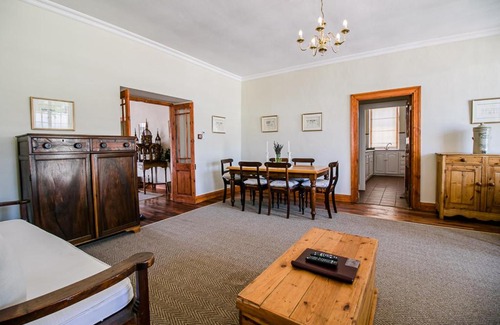 Graaff-Reinet Apartment | De Kothuize 12: Guest Rated 9.3 with Family & Pet-Friendly Perks