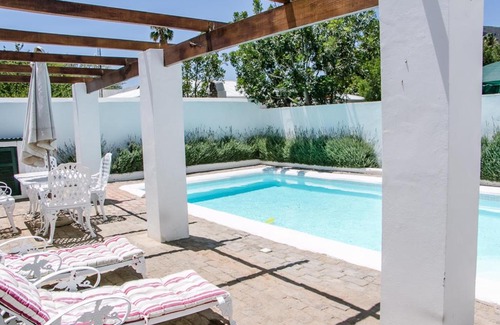 Graaff-Reinet Apartment | De Kothuize 12: Guest Rated 9.3 with Family & Pet-Friendly Perks