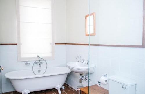 Graaff-Reinet Apartment | De Kothuize 12: Guest Rated 9.3 with Family & Pet-Friendly Perks
