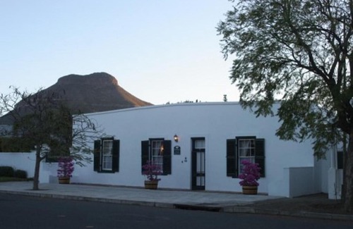 Graaff-Reinet Apartment | Explore De Kothuize 166: Rated 9/10 & Pet-Friendly Stay