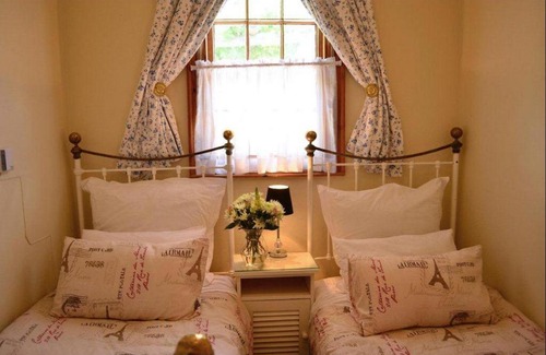 Graaff-Reinet Apartment | Explore De Kothuize 166: Rated 9/10 & Pet-Friendly Stay