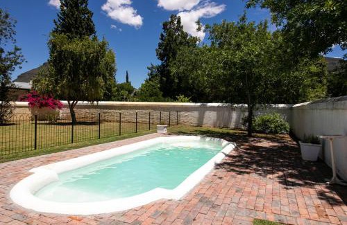 Graaff-Reinet Apartment | Explore De Kothuize 166: Rated 9/10 & Pet-Friendly Stay