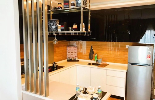 Seri Kembangan Apartment | De Leasure Homestay: WiFi, Netflix & Free Parking Awaits