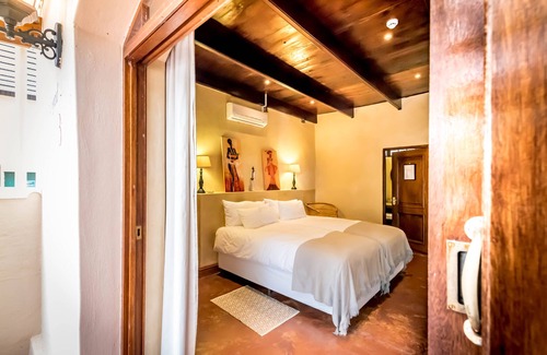 Paarl Bed & Breakfast | Discover De Leeuwenhof Estate: 4-Star Retreat with Pool