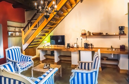 Paarl Bed & Breakfast | Discover De Leeuwenhof Estate: 4-Star Retreat with Pool