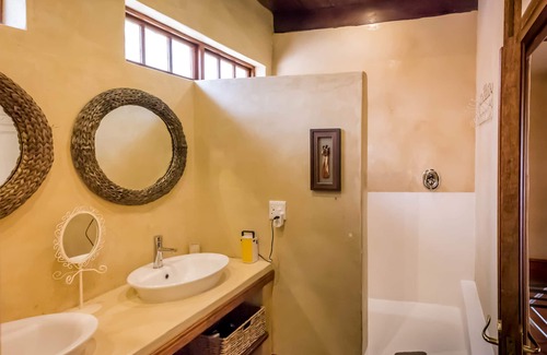 Paarl Bed & Breakfast | Discover De Leeuwenhof Estate: 4-Star Retreat with Pool
