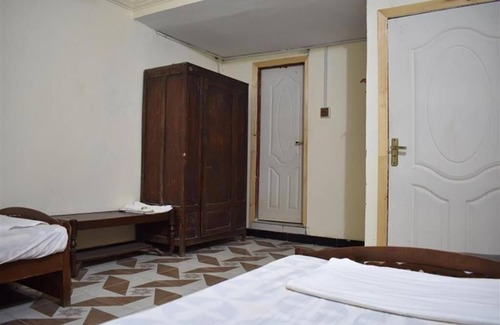 Rawalpindi Hotel | Cozy De Metro Guest House with Breakfast & Family Amenities