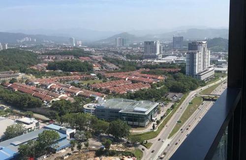 Seri Kembangan Apartment | Ideal De ONe HomeStay with Pool & Netflix on High Floor