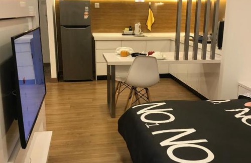 Seri Kembangan Apartment | Ideal De ONe HomeStay with Pool & Netflix on High Floor